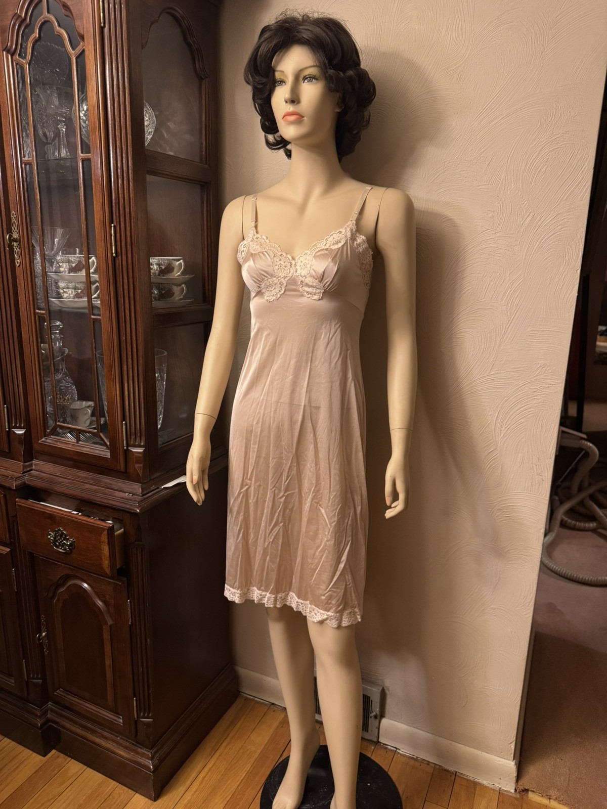 vtg 70s VASSARETTE BEIGE NYLON LACE BUST full slip nightgown size 32 L