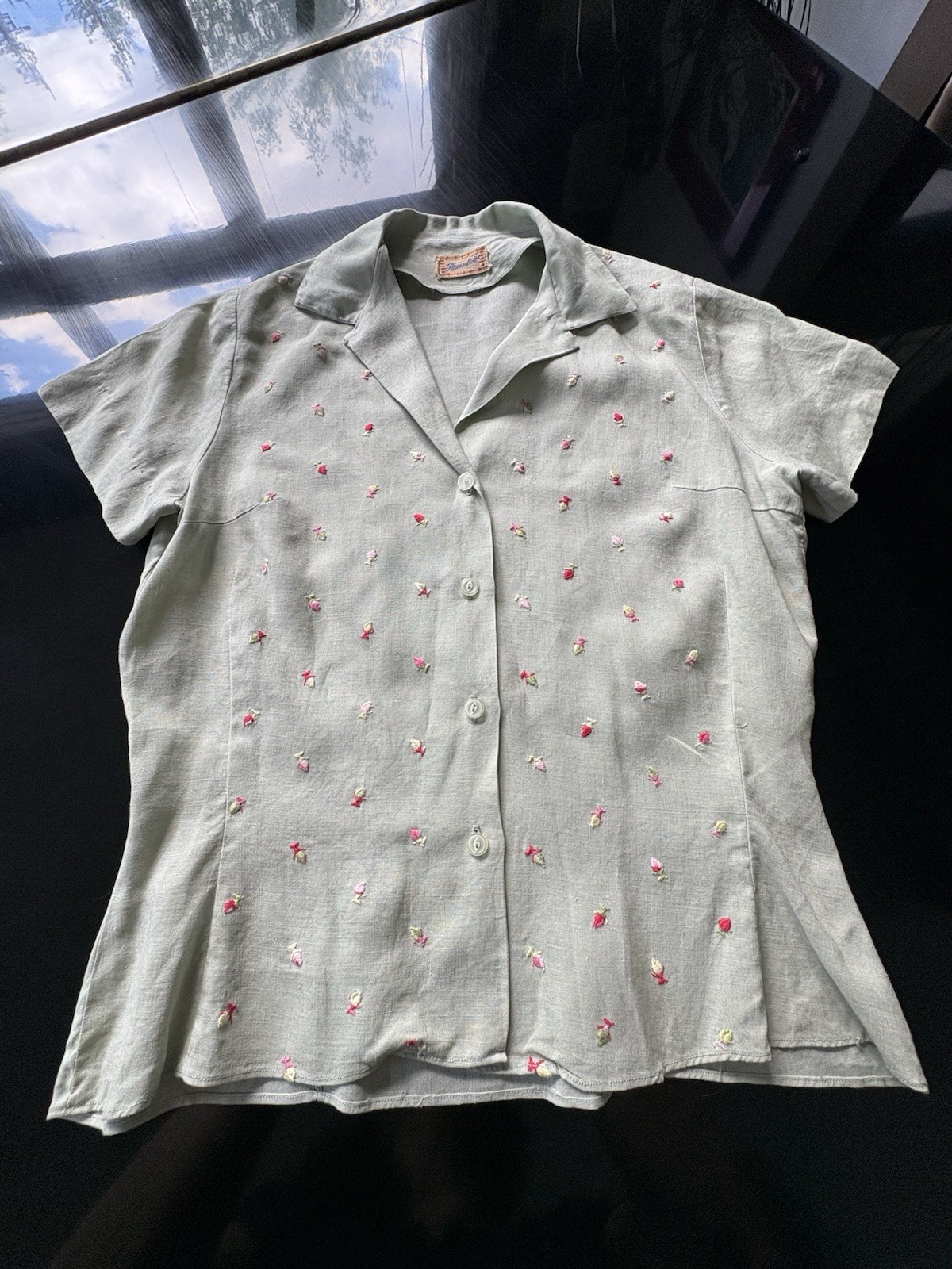 Antique 1930s-1940s Linen Cotton Blouse in Pale Green & Pink Embroidered Flowers
