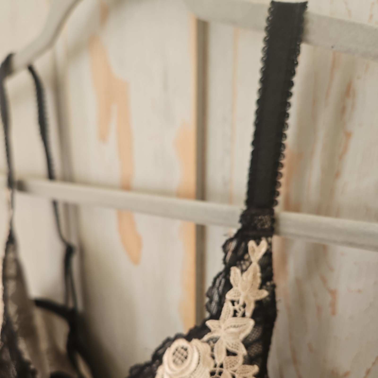 WACOAL VINTAGE HIGH DRAMA BRA 32DD PRE-OWNED BLACK LACE BEIGE APPLIQUÉS GORGEOUS