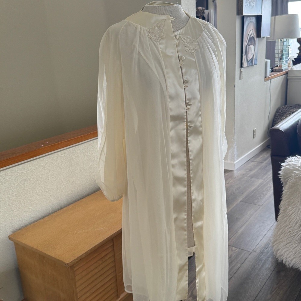 1960s Vintage Pale Almond Yellow Gossard Short Peignoir Nightgown & Robe Set