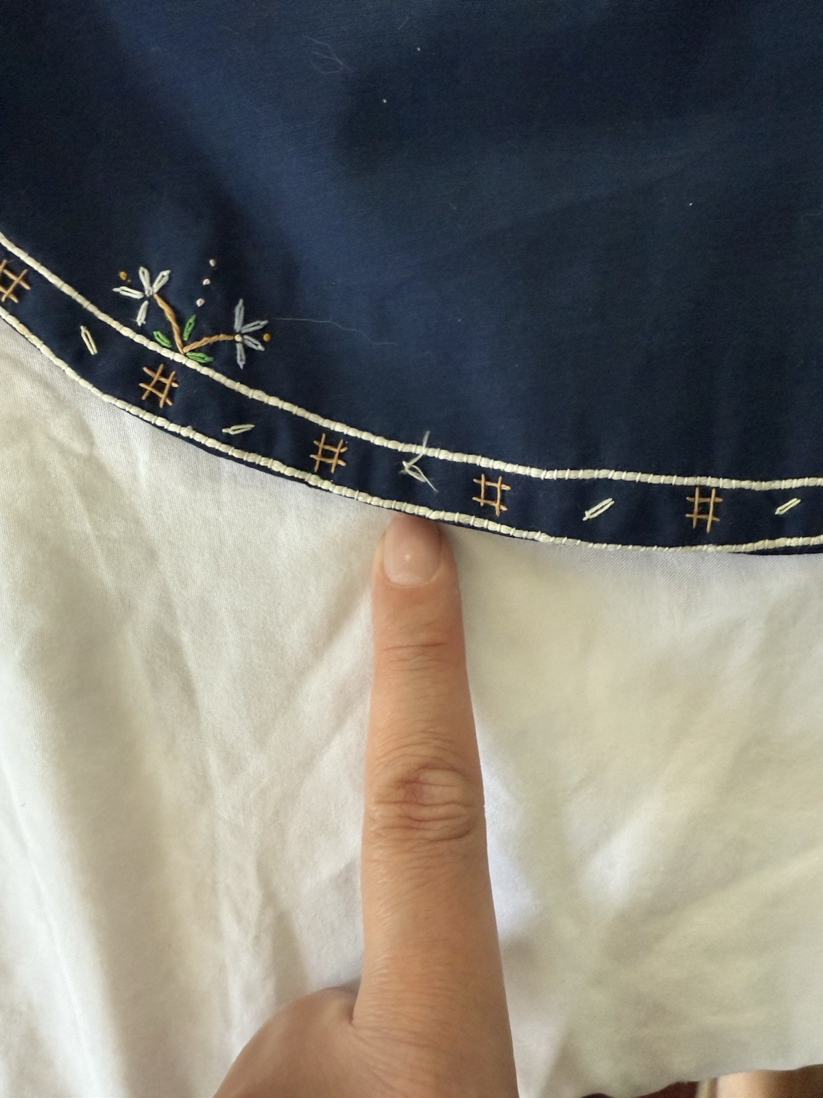 VINTAGE Hand Embroidered xL Daffodil Floral Blouse Navy, Long Sleeve