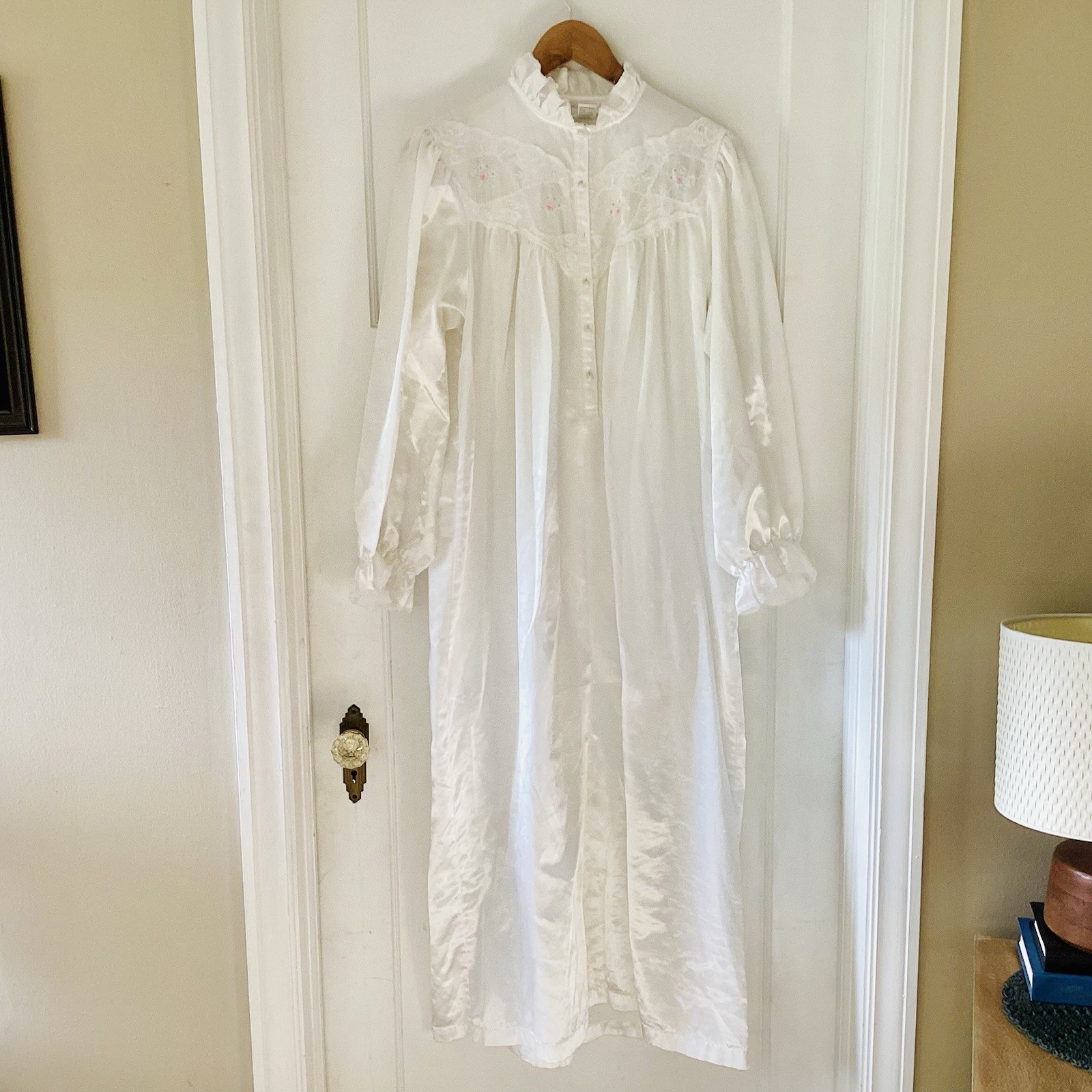 Miss Elaine vintage Sz M nightgown Ivory Long Sleeve poly satin lace bodice USA