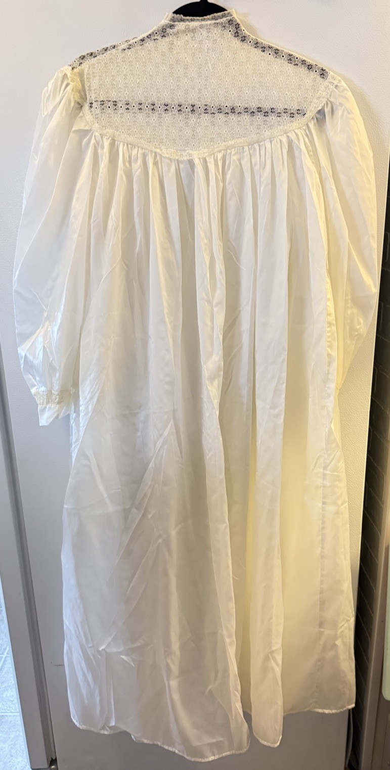 Vintage No Tag Poly Satin Long PEIGNOIR Robe Wrapper Floral Lace Hi Neck Tie 3X