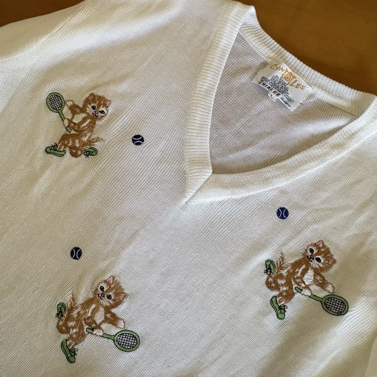 Cyn Les White Knit V-neck Sweater Embroidered Cats Kittens Tennis Size L Vintage