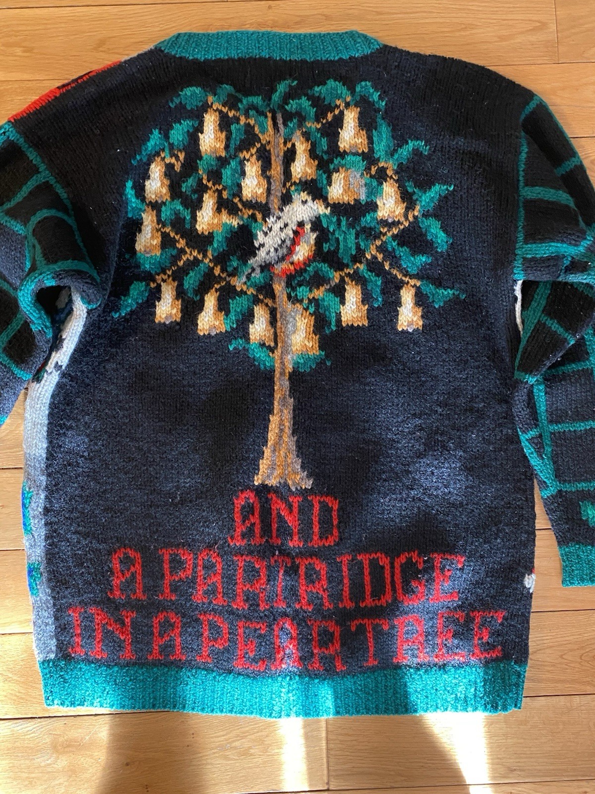 VTG THE EAGLE’S EYE HAND KNIT „AND A PARTRIDGE IN A PEAR TREE” CARDIGAN M