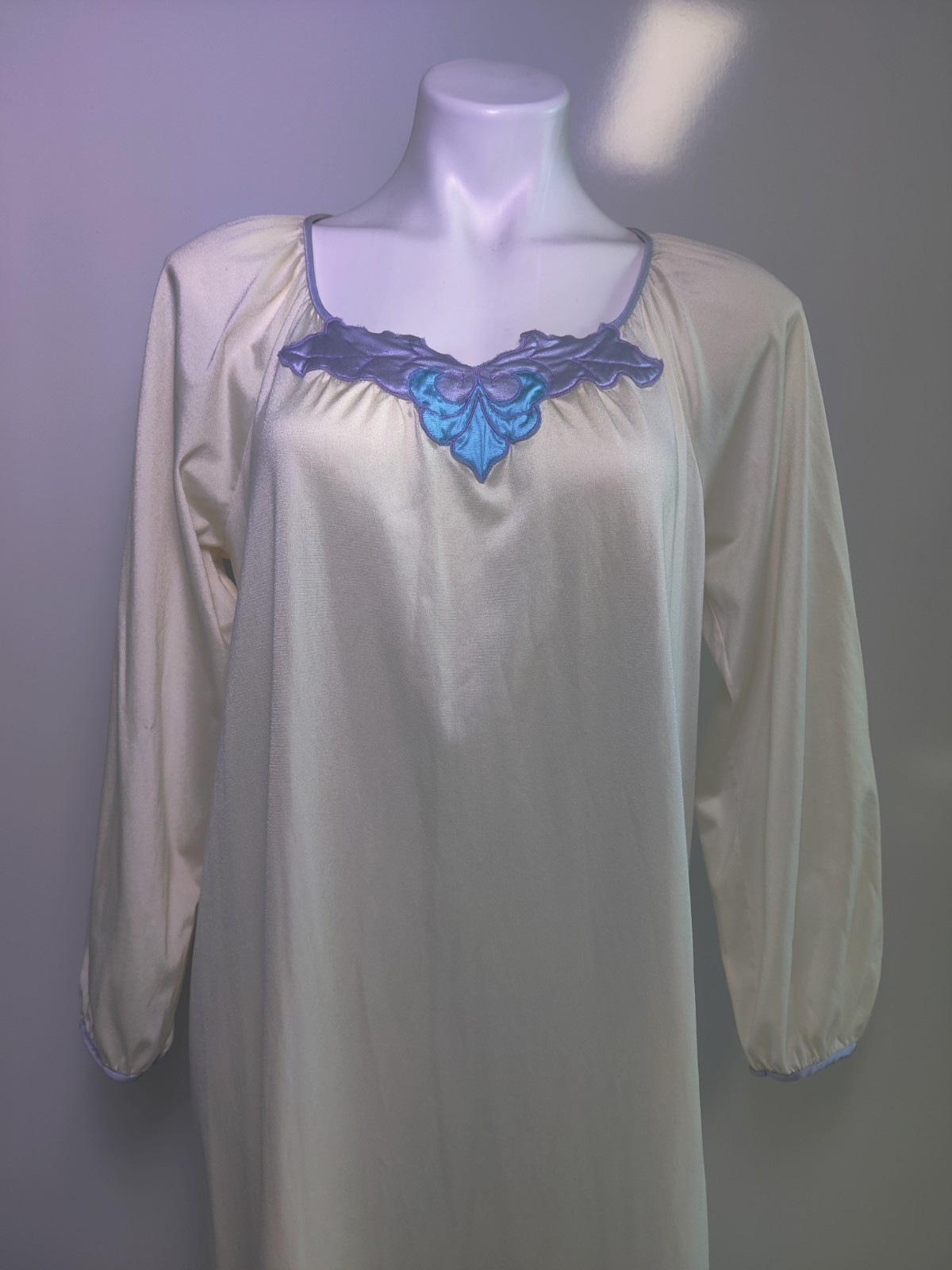 Vintage 1980’s Vanity Fair Nightgown Full Length Nightgown Med Art Deco *Read