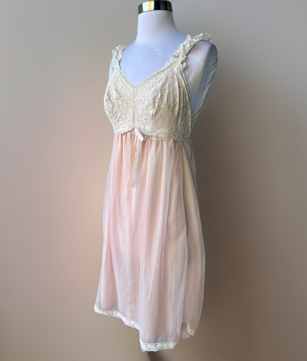 Vintage 50s Aristocraft Superior Soft Pink Babydoll Nightgown w/Cream Lace 34