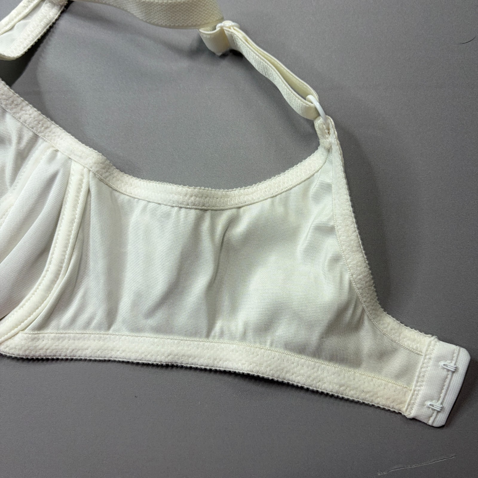 Vintage Vanity Fair Bra 36C Ivory Unlined Cup Underwire Adjustable 75-005