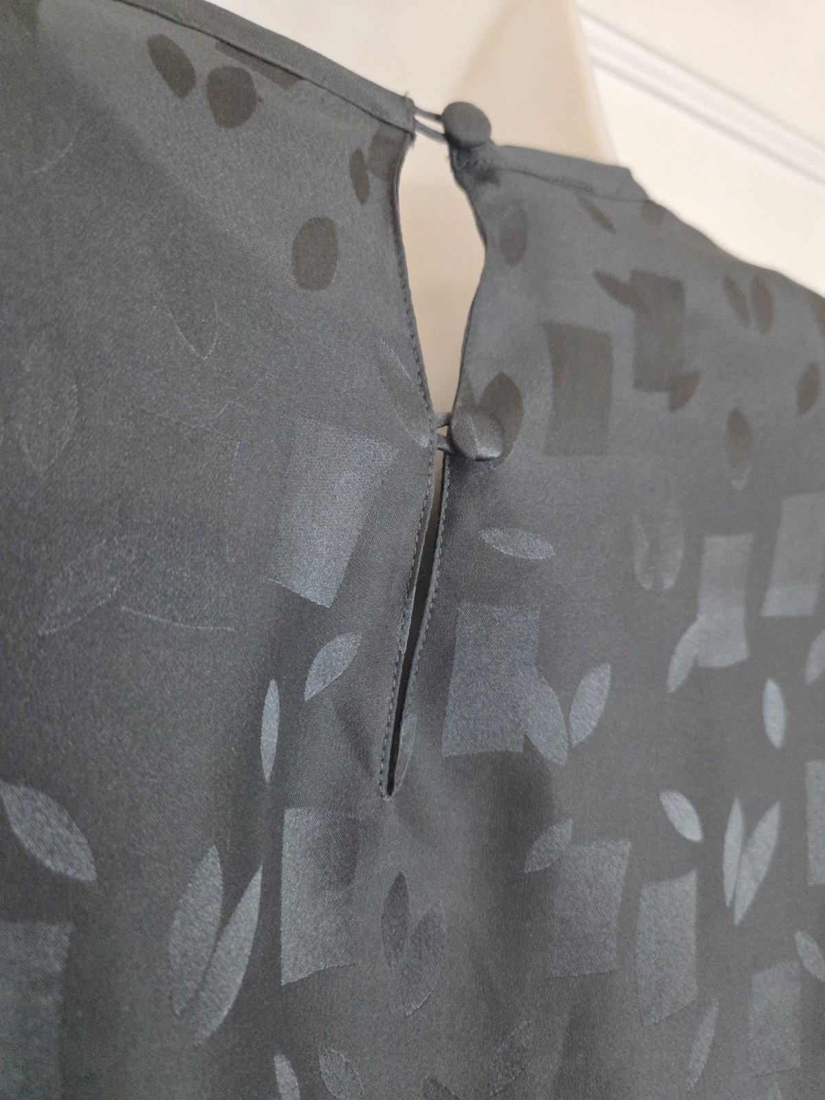 Vtg BELLINO Paris Mode 1980’s Gray Silk BLOUSE, Size 4, Beaded, Shoulder Pads