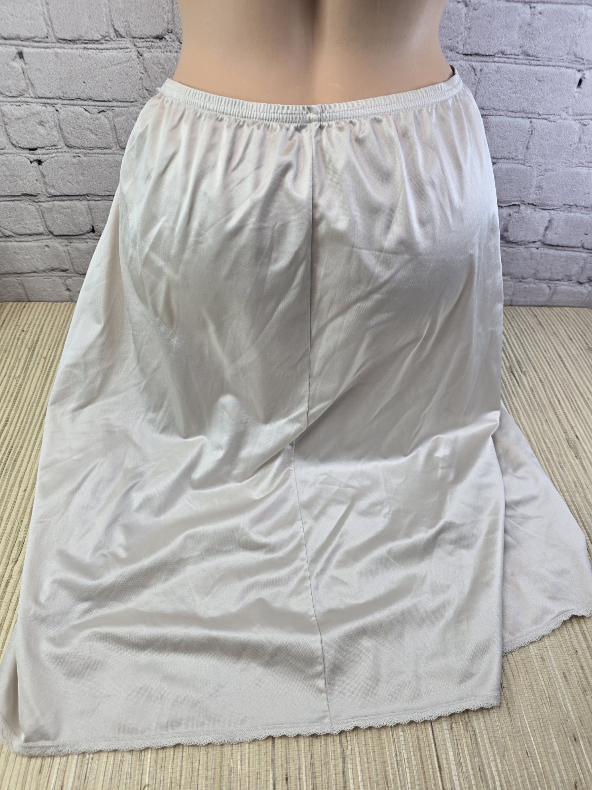 Vanity Fair 24″ XL Comfort Slip Stretch Lace Knee Nylon USA Beige Tan Skirt READ