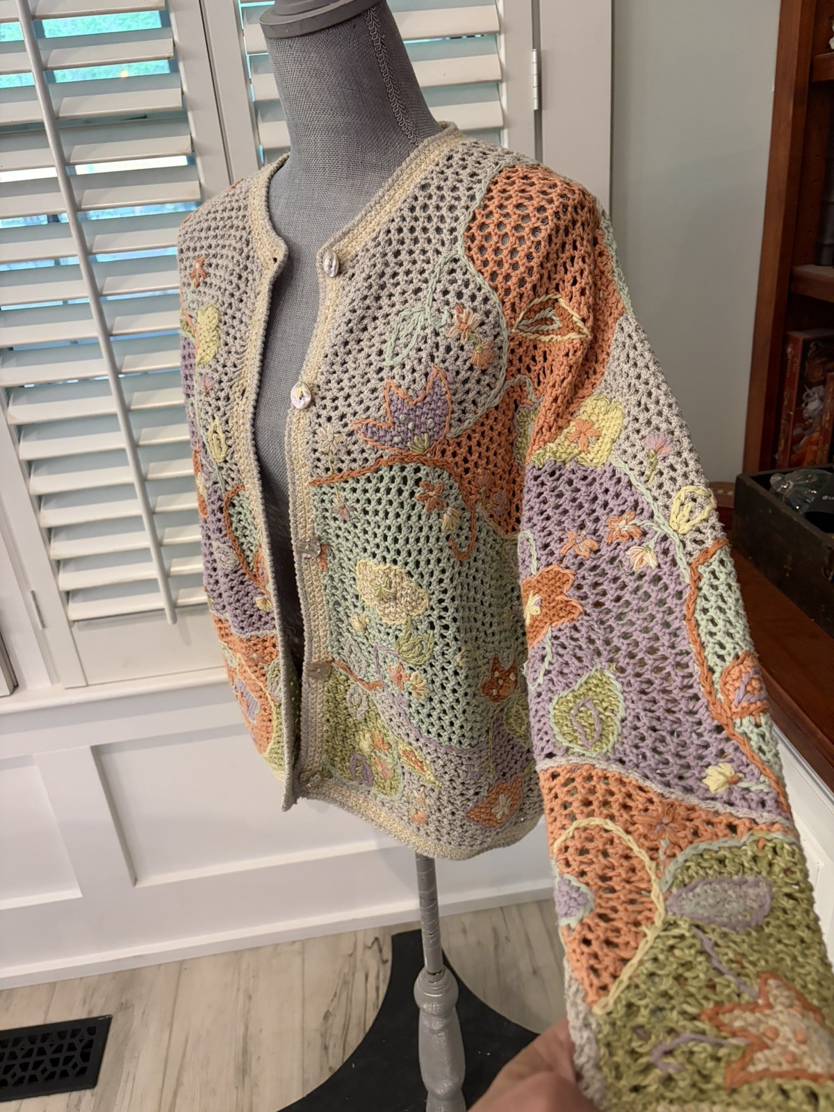Robert Scott vtg crochet floral cardigan mother of pearl buttons L cottagecore