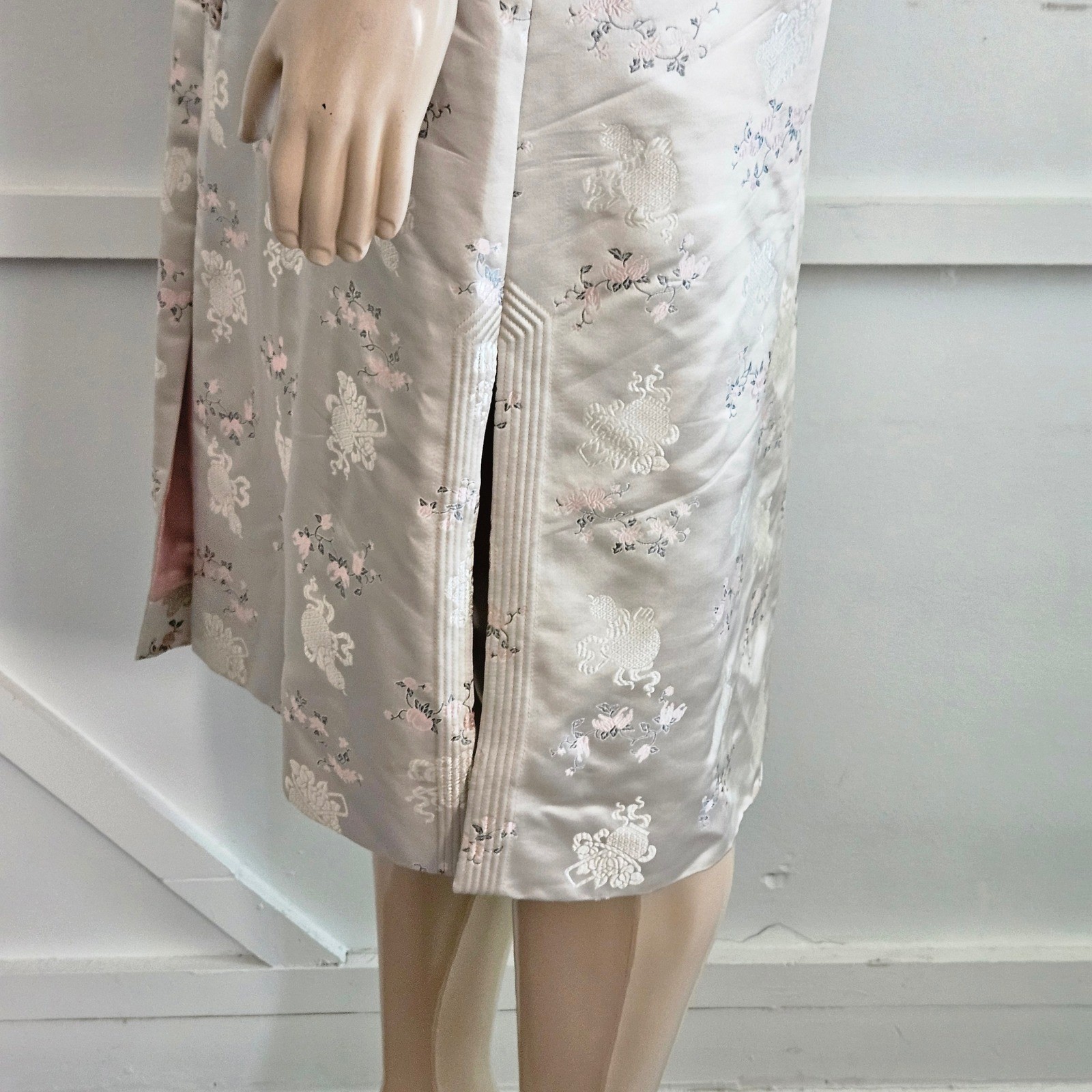 VTG British Crown Colony Champagne Satin Floral Crane Cheongsam Duster Robe Coat