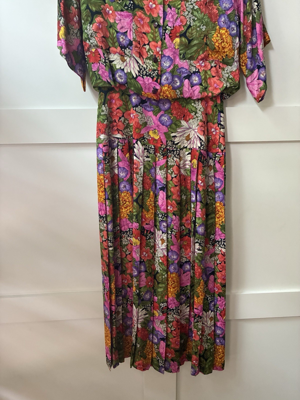VTG Neiman Marcus 100% silk flowery maxi pleated dress, 6 runs small