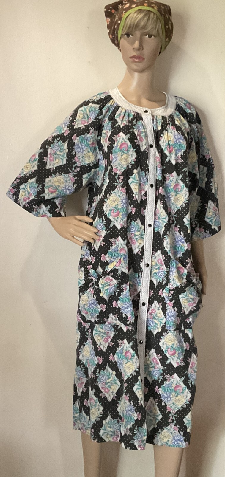 Vintage Black Floral w/Polka Dots & Pockets Lounge Wear by Models Coat Size Lrge