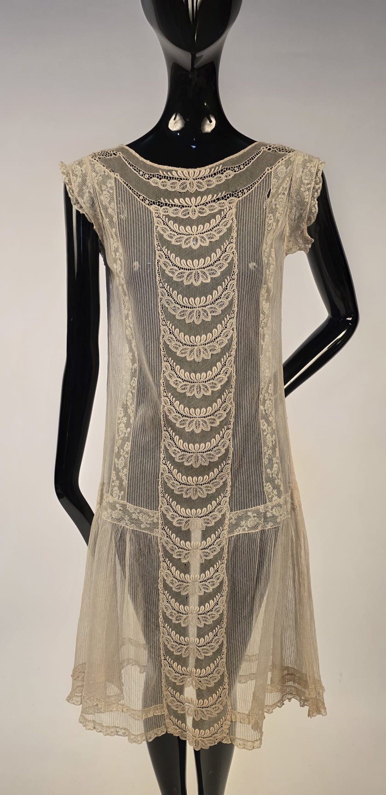 DAINTY + SWEET FLAPPER 1920’S NET + LACE INSERT TEA DRESS 