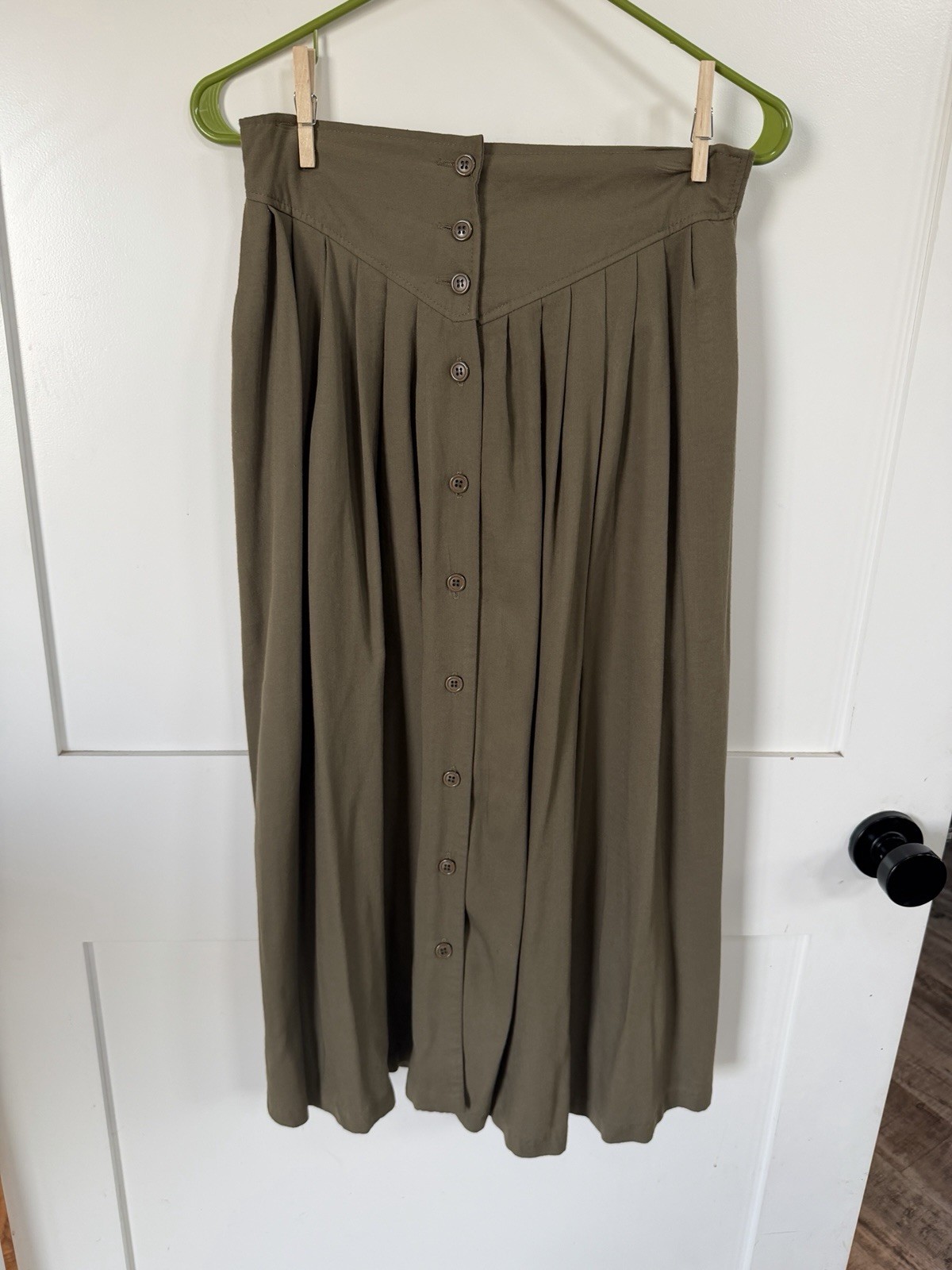 Vintage Walnut Sportswear Medium A Line Flowy Skirt Olive Color V Shape Front