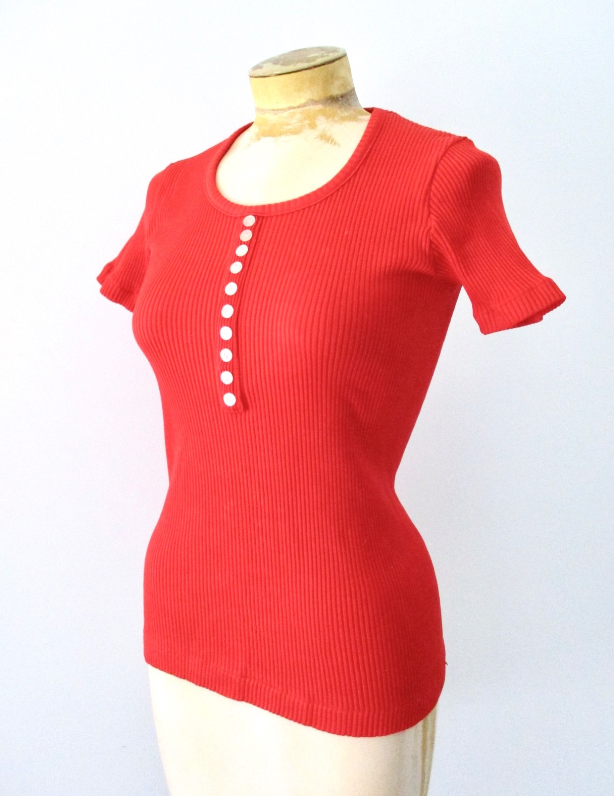 Vtg 70s tomato red stretchy rib knit disco top scoop neck decorative buttons S