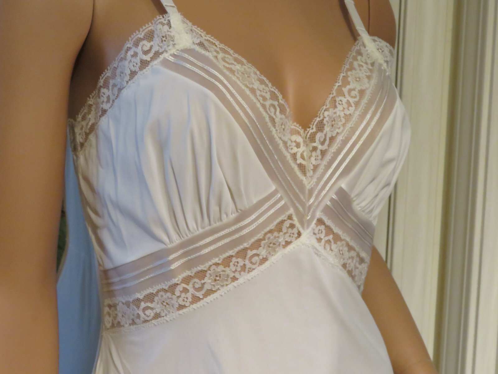 ll Full-Slip Gotham Gold-Stripe 41″ Long Nylon White Size 34 EUC