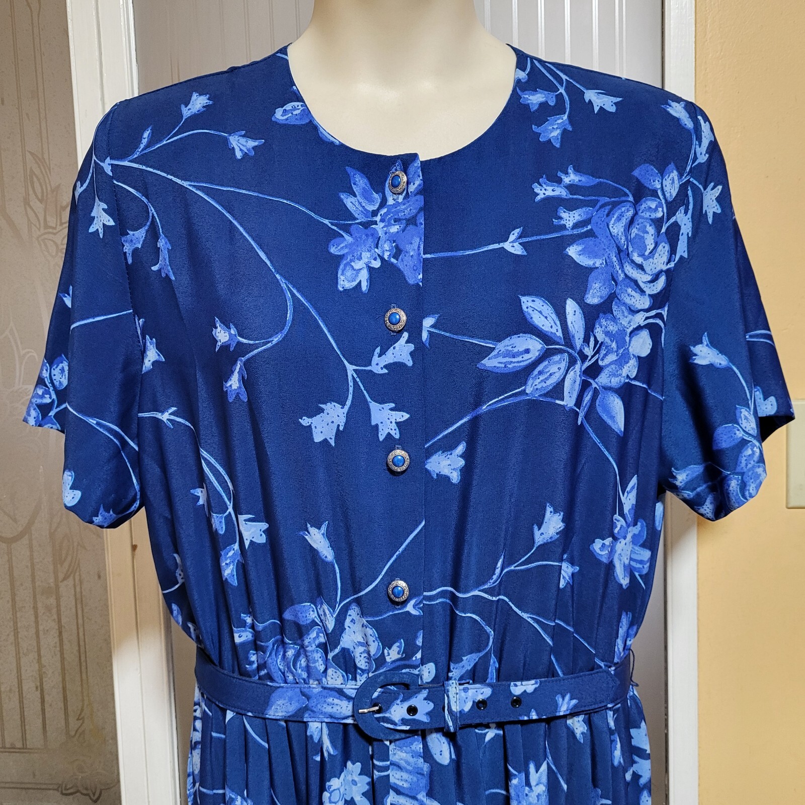 Nancy II Ladies Beautiful Blue Floral Pleated Skirt Dress with Belt – Size 20P