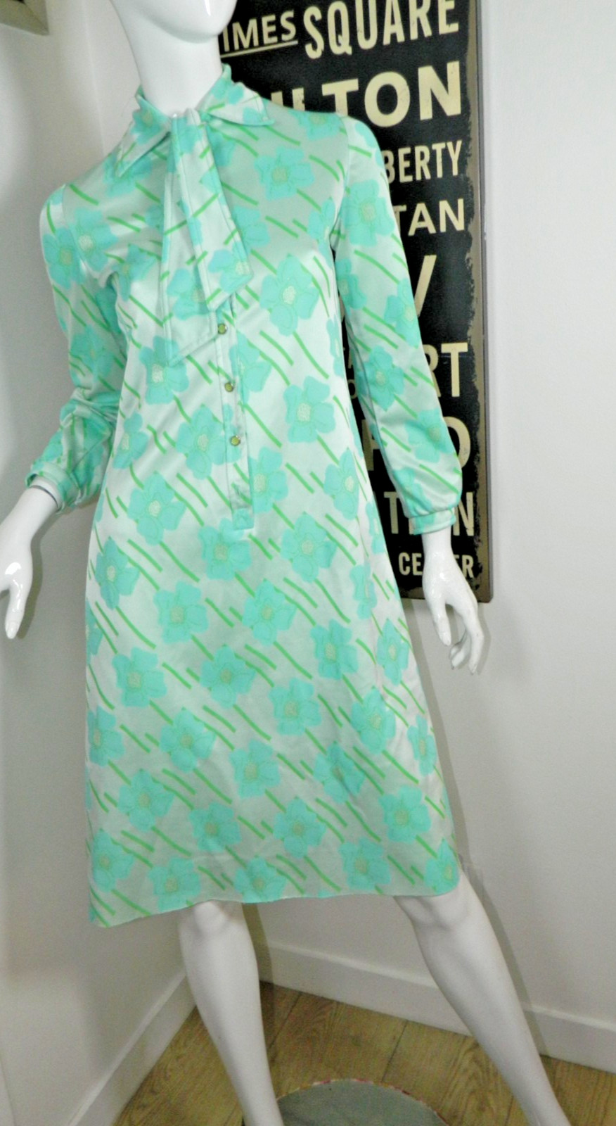 Leslie Faye Dress Trevira Star Size Small Green Vintage 1970s Novelty Knit Bow