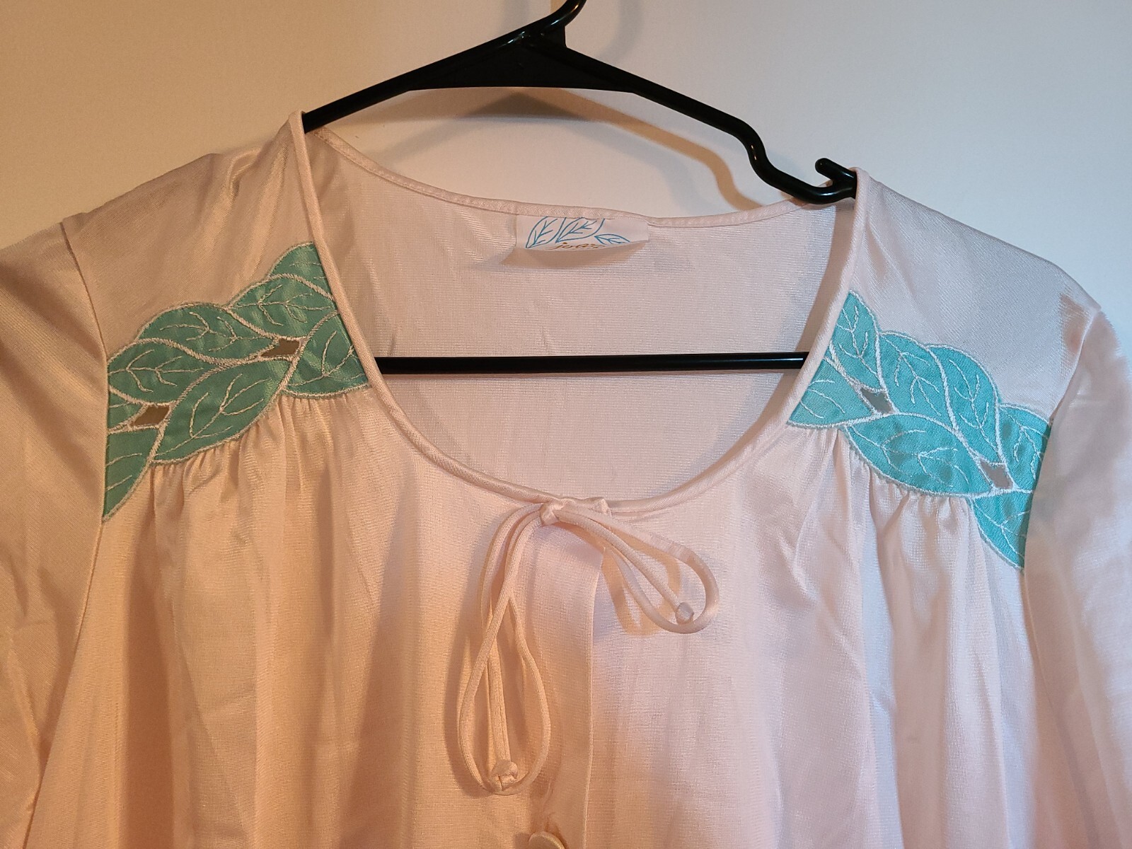 Vintage Jolie Two Hollywood Dressing Gown Robe Embroidered Soft Pink Nylon Sz S