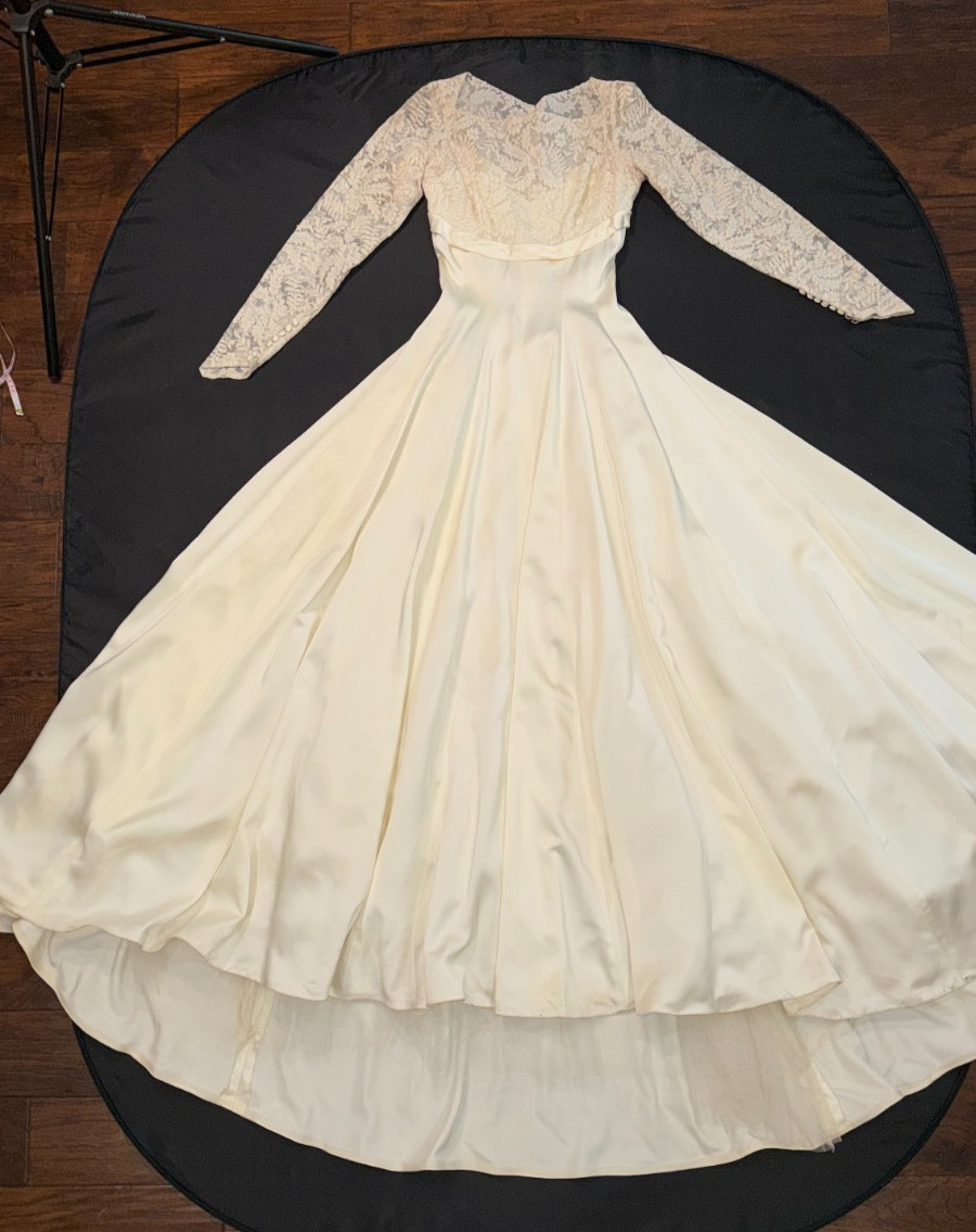 Vintage 1950s Ivory Silk Lace Off-White Wedding Dress XS XXS Long Sleeve Bridal