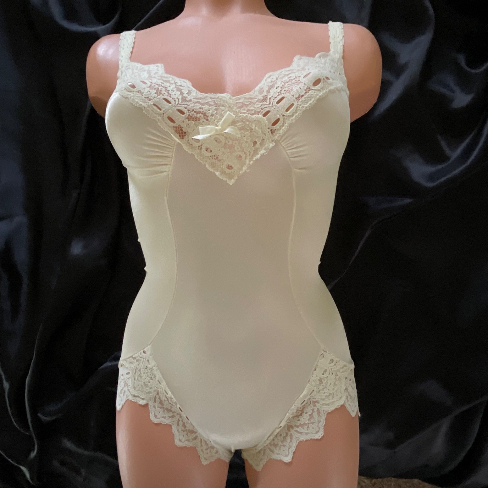 Vtg. Olga Second Skin Girdle Lace Trim Nylon Spandex Wireless All in One Girdle