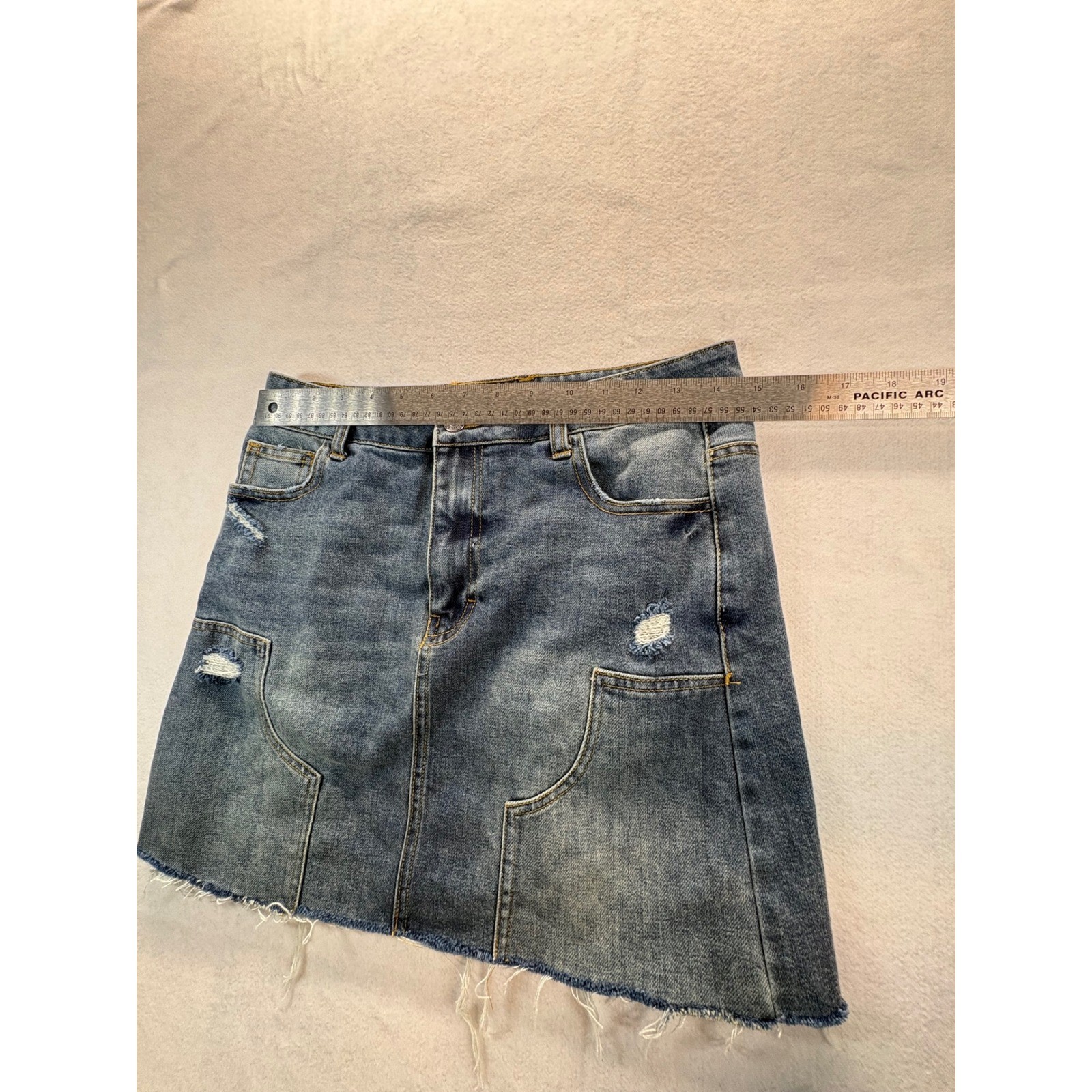 Forever 21 Denim Mini Skirt Women’s Medium Distressed Raw Hem Blue Pockets