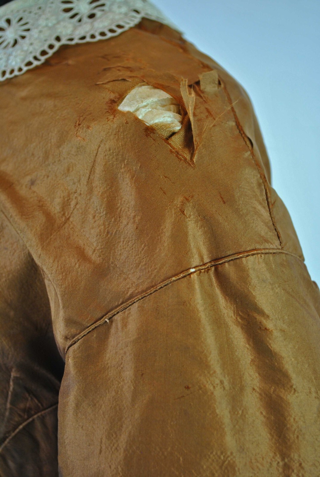 VICTORIAN COPPER COLORED SILK TAFFETA DAY DRESS, c1850s