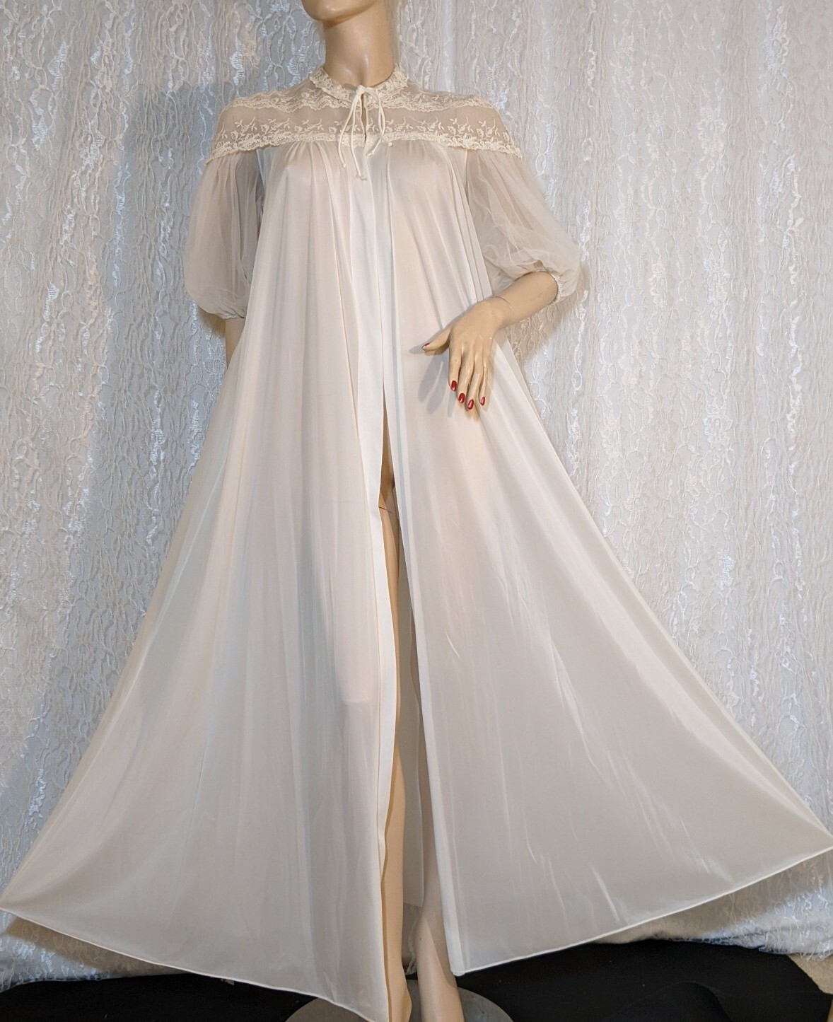 Vintage 1950s Vanity Fair ELEGANT Chantilly Lace Dressing Gown Peignoir Robe 34