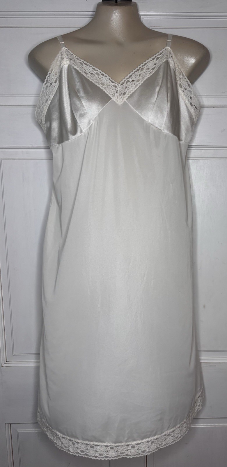 Vanity Fair Vintage Lace Trim Nylon Full Slip Size 42 26 Inch Ivory USA Made