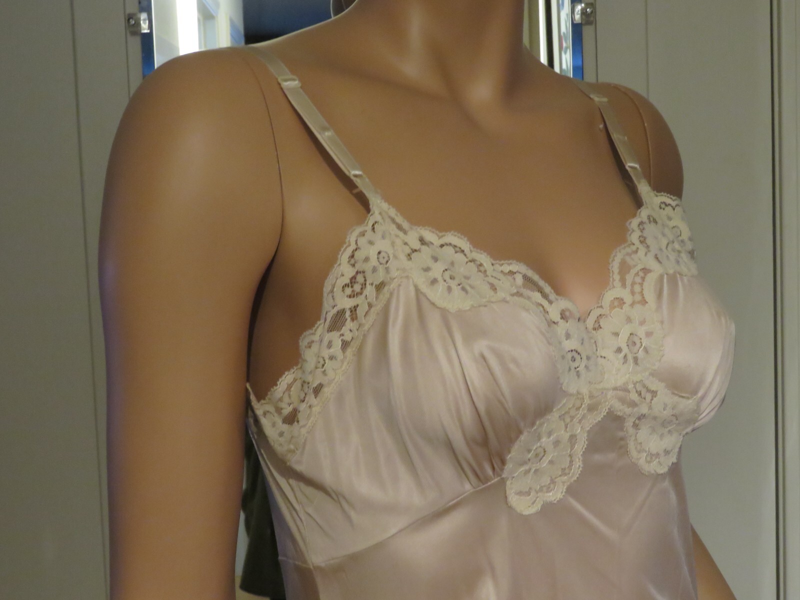 ll i Full-Slip Vassarette 37″ Long Super Soft Nylon Beige Size 34 EUC