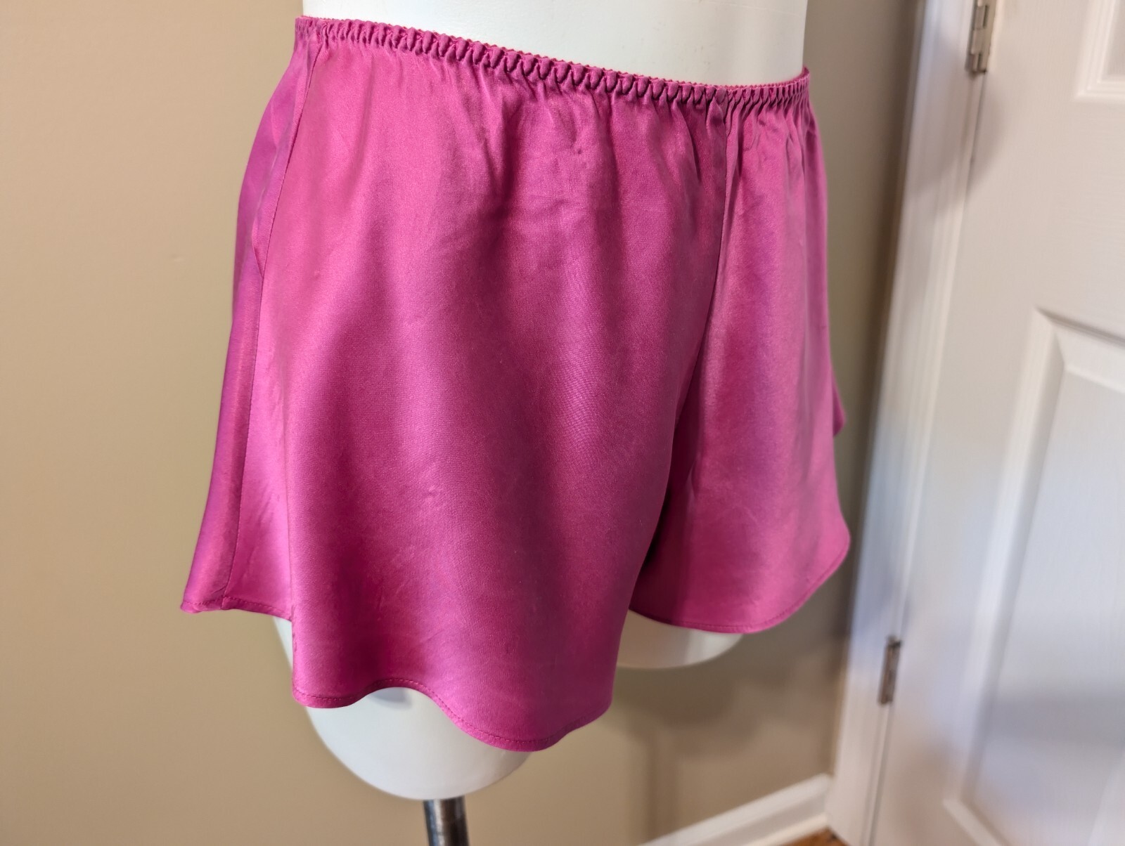 Vtg VICTORIA’S SECRET 100% Silk Fuchsia Pink Cami & Tap Panties Gold Label Sz S
