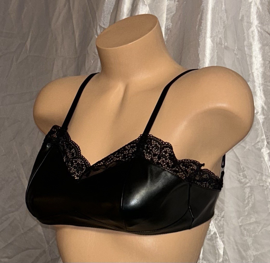 FOREVER 21 Black Shiny Pleather Nylon Eyelet Lace Trim Wireless Bra Bralette S