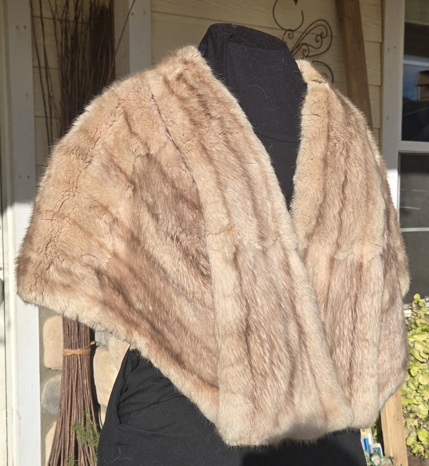 1950s BLONDE MINK FUR CAPELET w/POCKETS & SATIN LINING 21″ Shoulder 15″ Length
