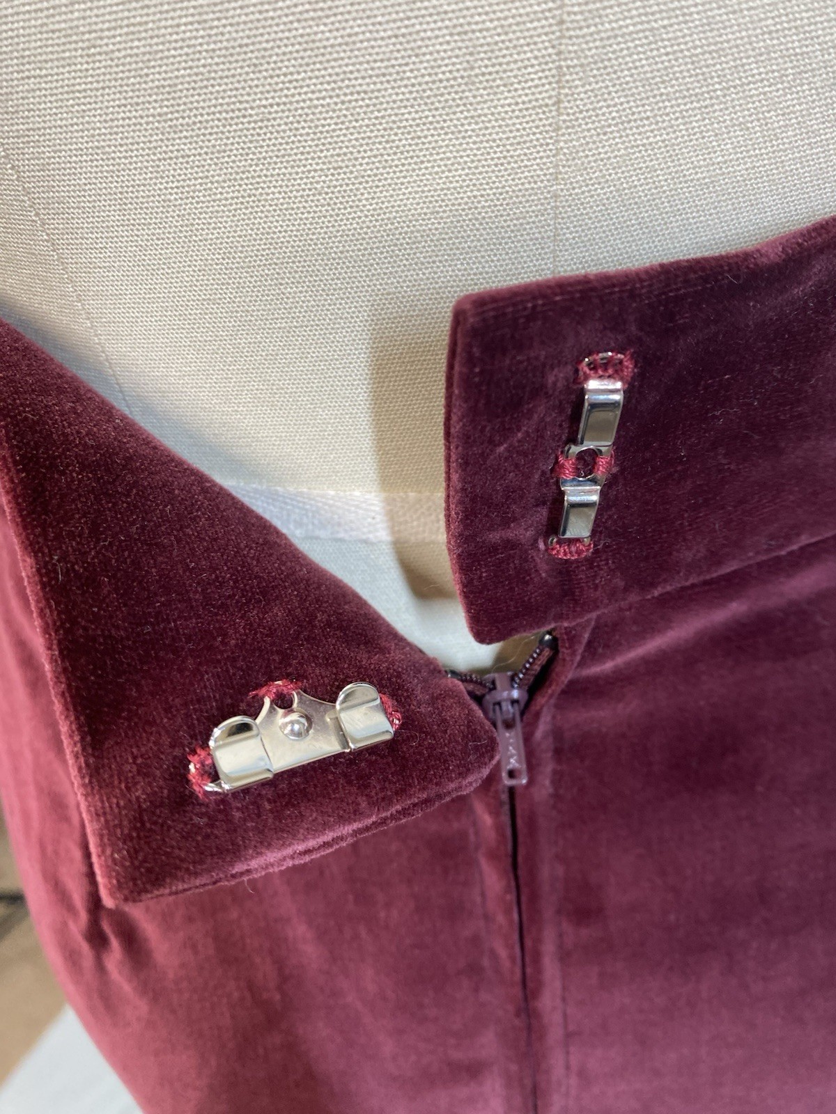 Vintage Skirt Suit Women’s SIZE EXTRA SMAL XS 5 red velvet 70s 80s VINO DE CASA