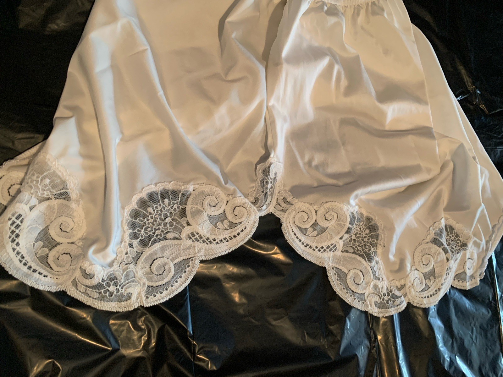 VTG Vanity Fair Half Slip Skirt Size Medium/40 18″ WHITE W/MUCH SIDE LACE FANCY