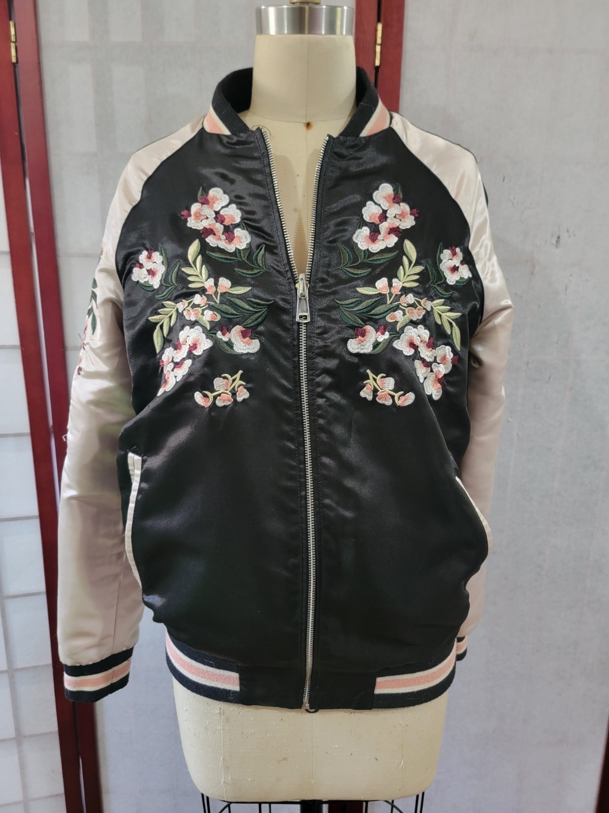 Vtg Embroidered Satin Stratavarious Reversible Bomber Jkt Floral Design sz Sml