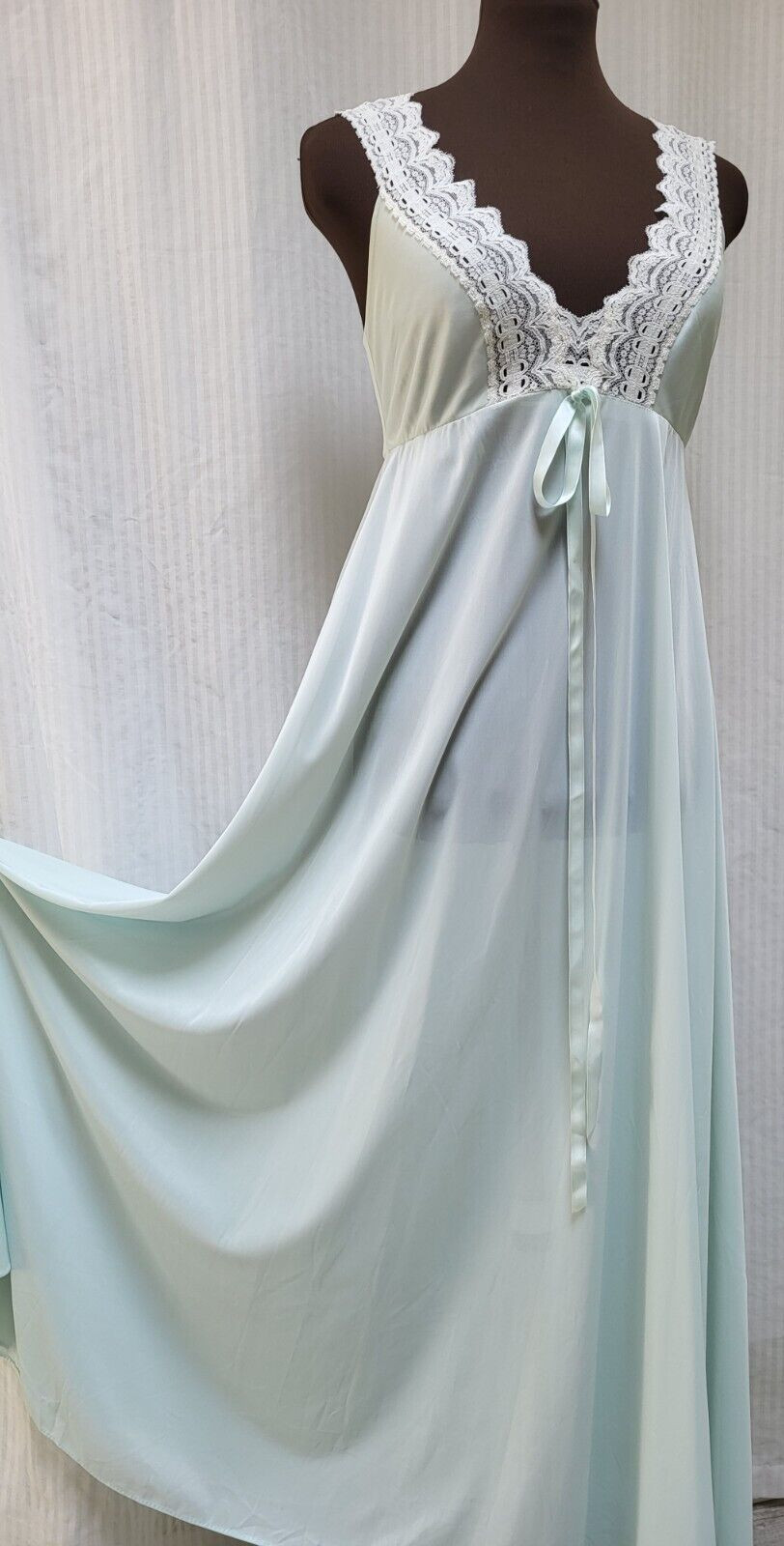 Vintage OLGA Pale Aqua SECRET HUG Nylon Nightgown – Size 34 (Small) EUC