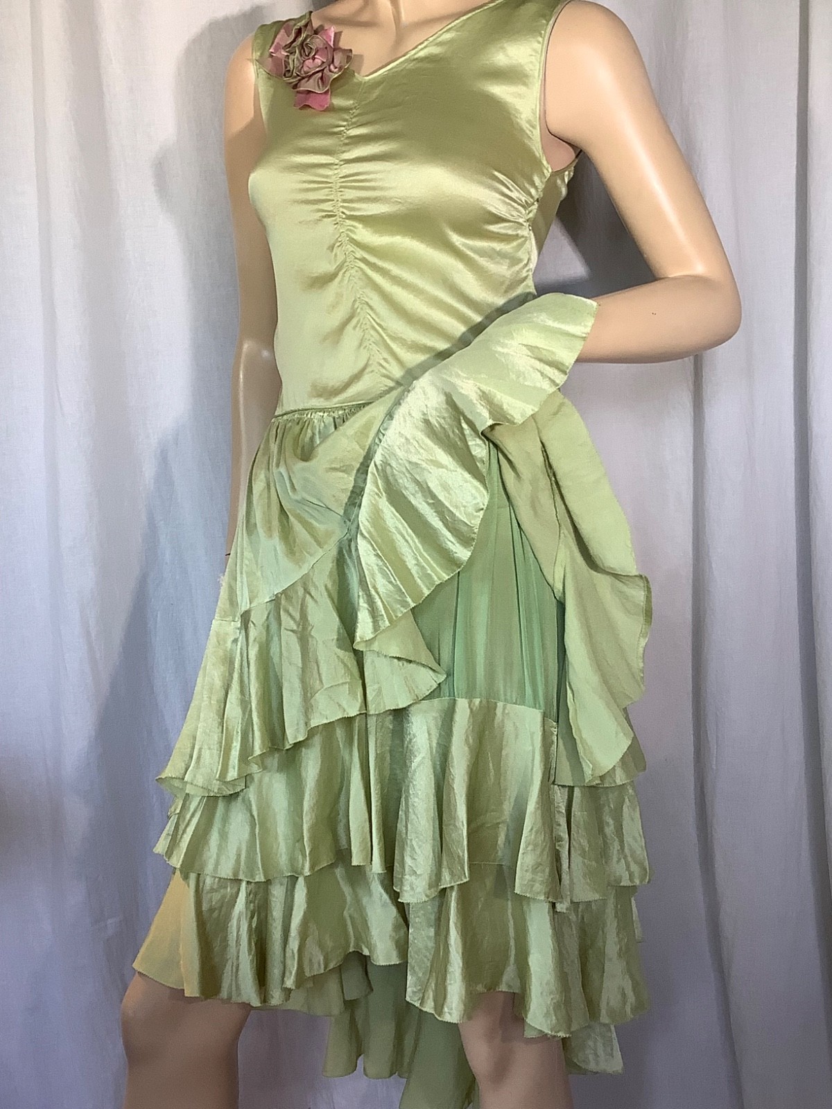Vintage 1920s Flapper dress Green ruffled Satin silk Sleeveless XS ribbon trim