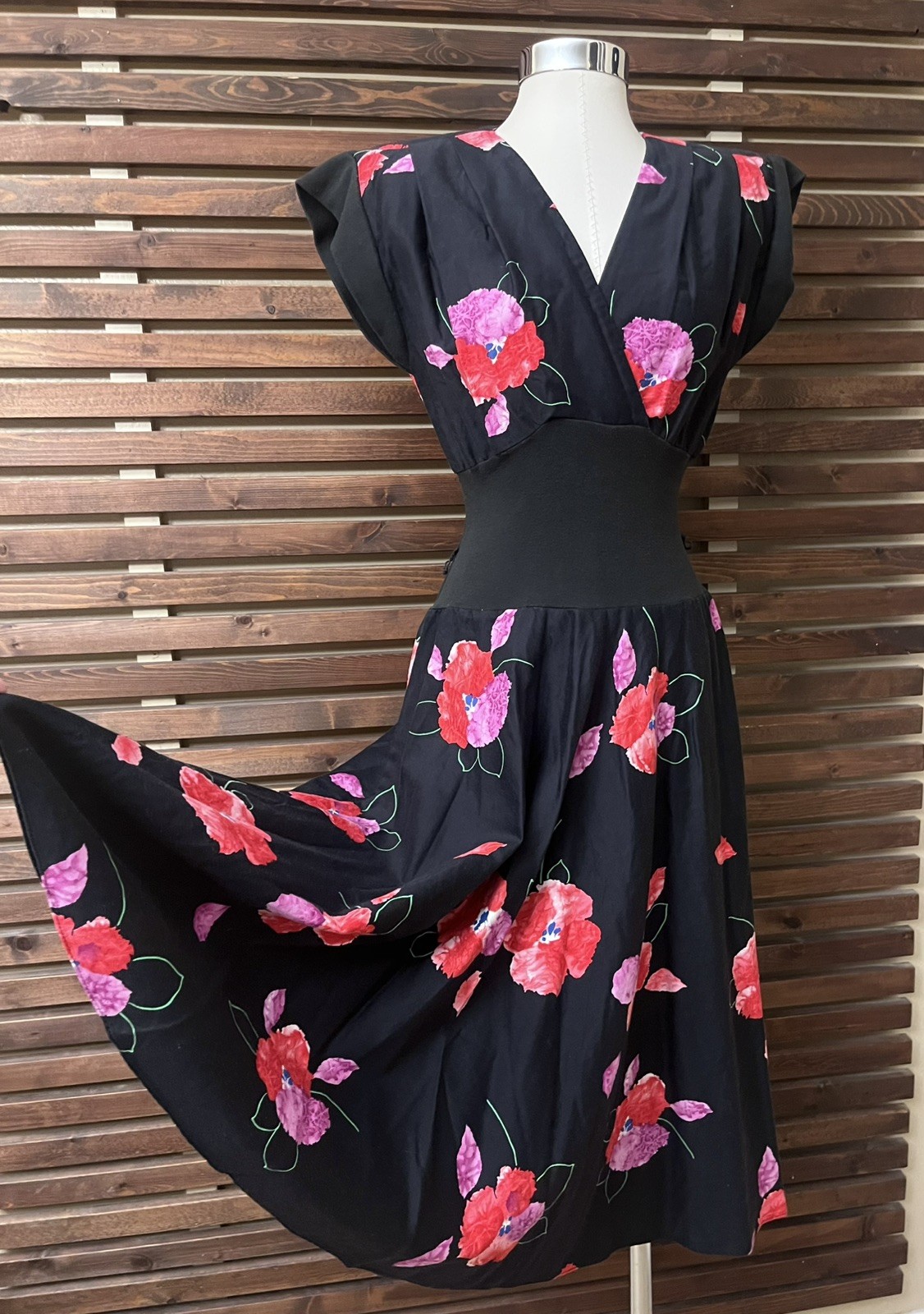 1980s 80s Vintage Black Pink Purple Floral Cotton Cap Sleeve V-Neck Midi Dress