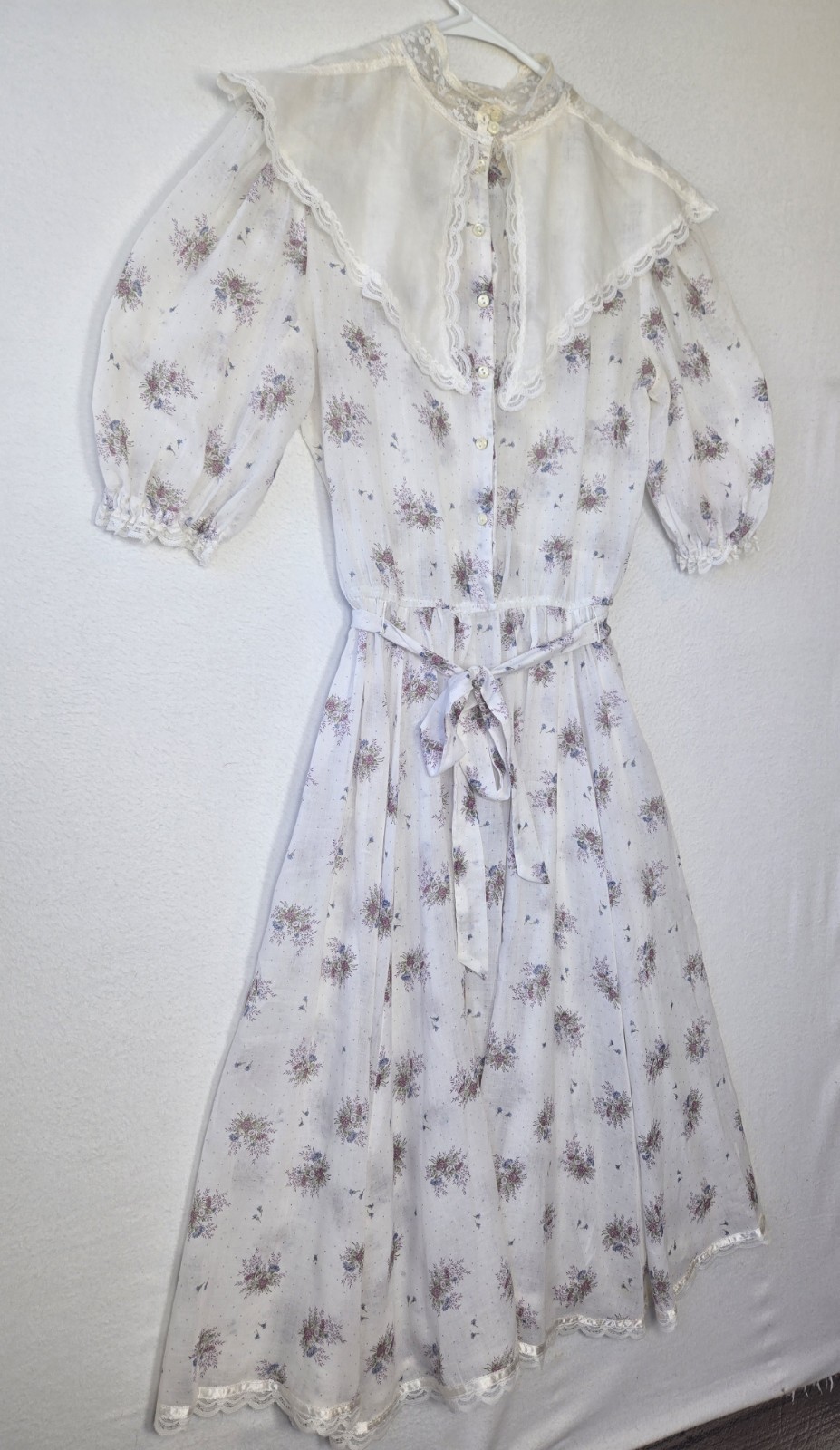 VINTAGE Gunne Sax Jessica Prairie Floral Print White Dress With Eyelet Lace Trim
