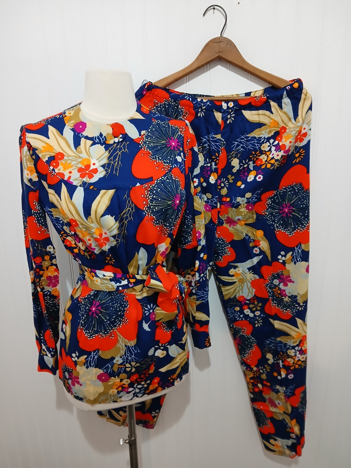 True Vintage 1970’s Ladies 2pc Matching Top Pants Retro Mod Hippie Bright