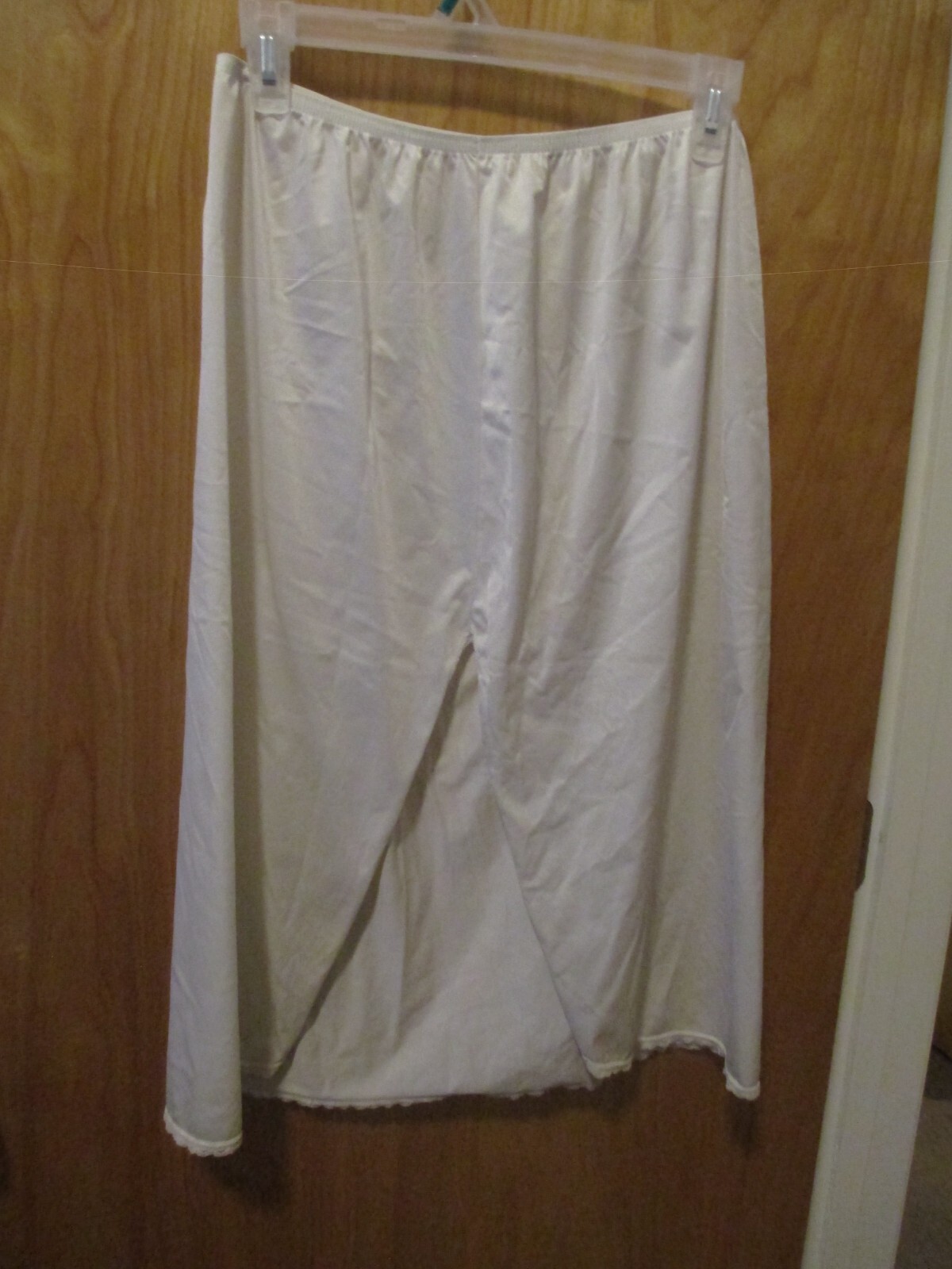 VINTAGE VANITY FAIR IVORY HALF SLIP SIZE 26 NYLON 1 SLIT