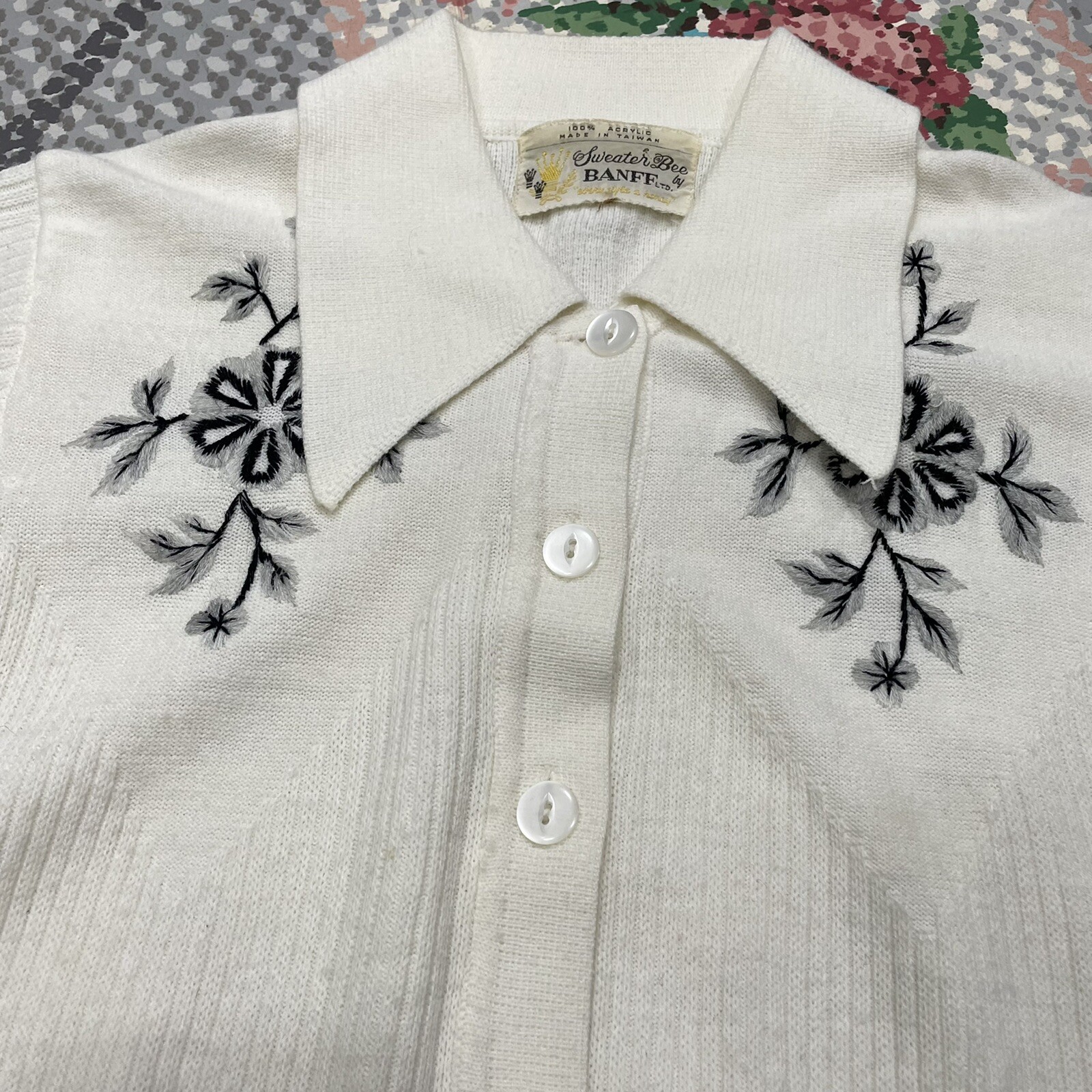 Vintage 70s Sweater Bee BANFF S/S Embroidered White Sweater Flowers S/M Top 80s