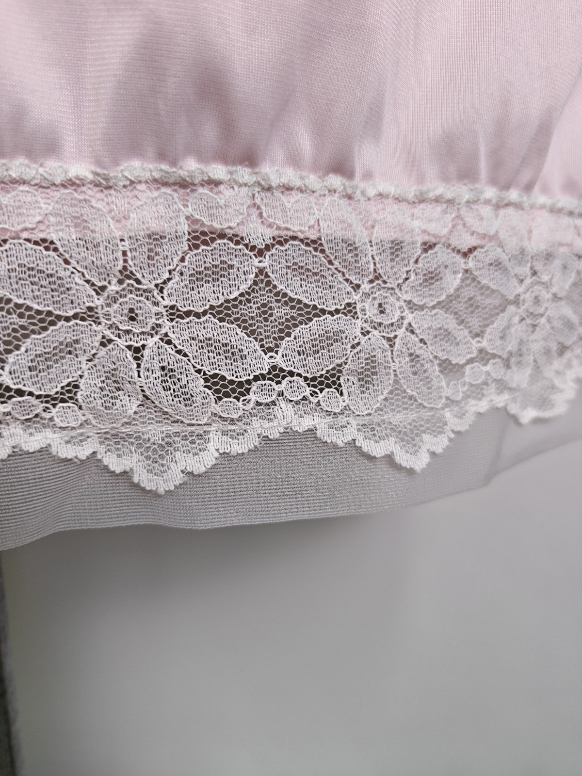 Vintage Berkliff Pink Half Slip Medium 100% Nylon Chiffon Lace Trim *Read