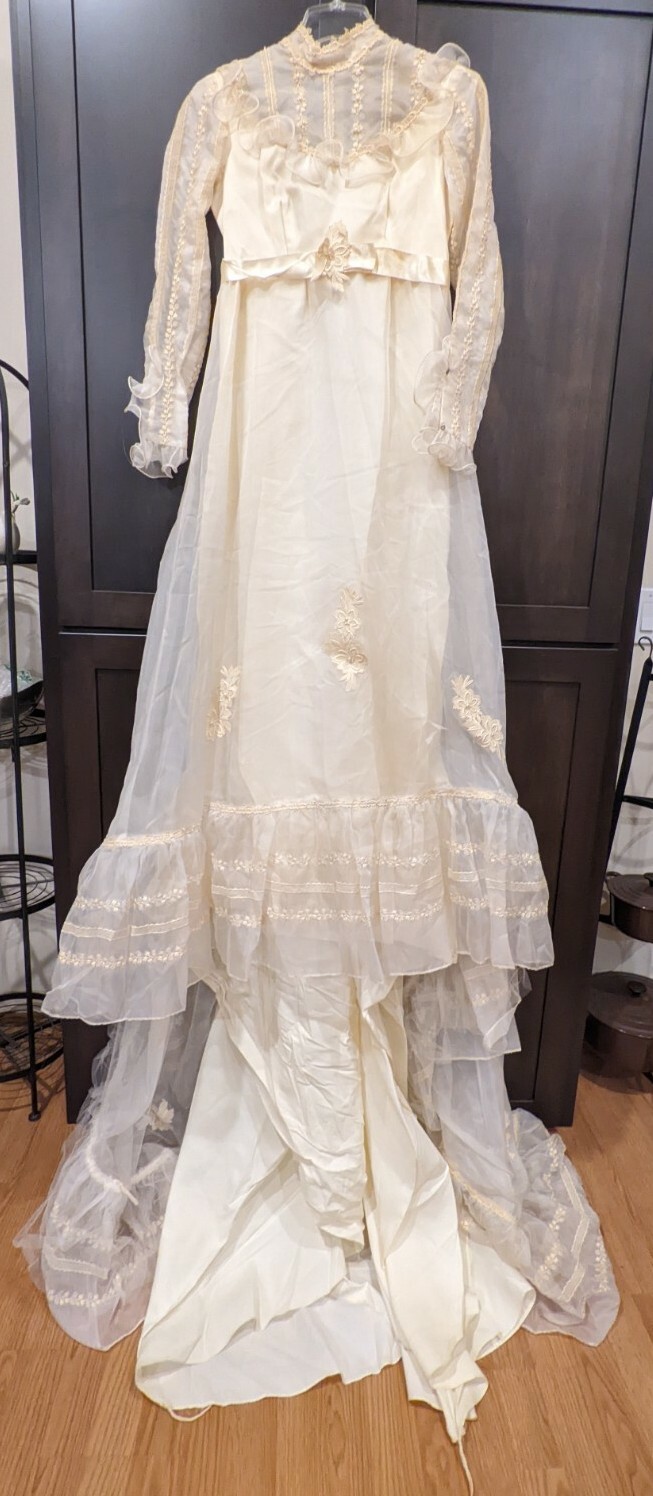 Vintage Wedding Gown Dress size small? READ DESCRIPTION