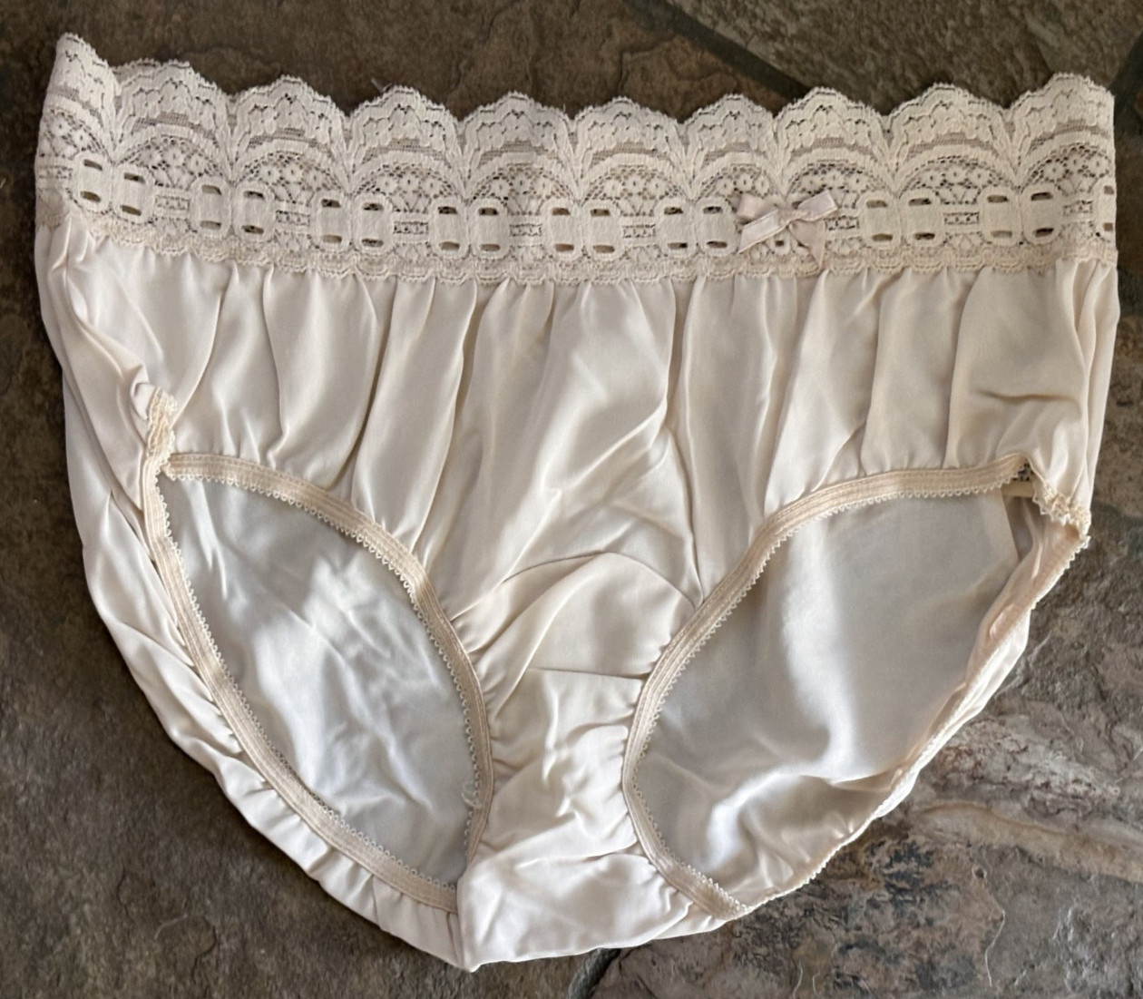 Olga Medium Ivory Scoop Secret Hug Half Pint Hipster Panties #913 VINTAGE