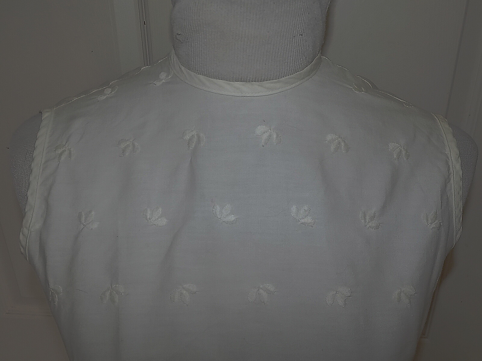 Vintage White Embroidered Sleeveless Top Blouse Best & Co. B34