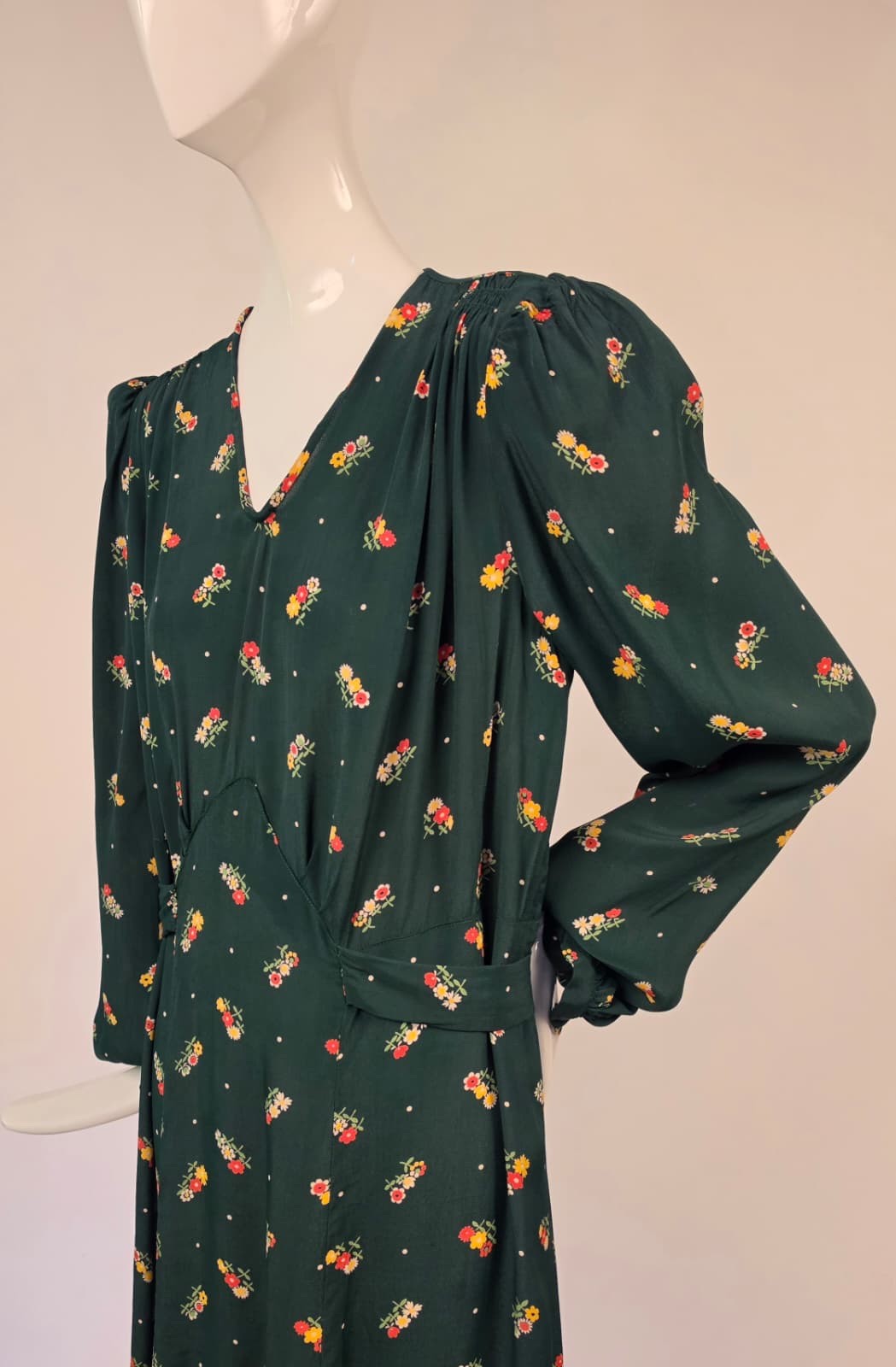LARGE SIZE 1930’S GREEN SILK DRESS W FLORAL PRINT + PADDED SHOULDERS